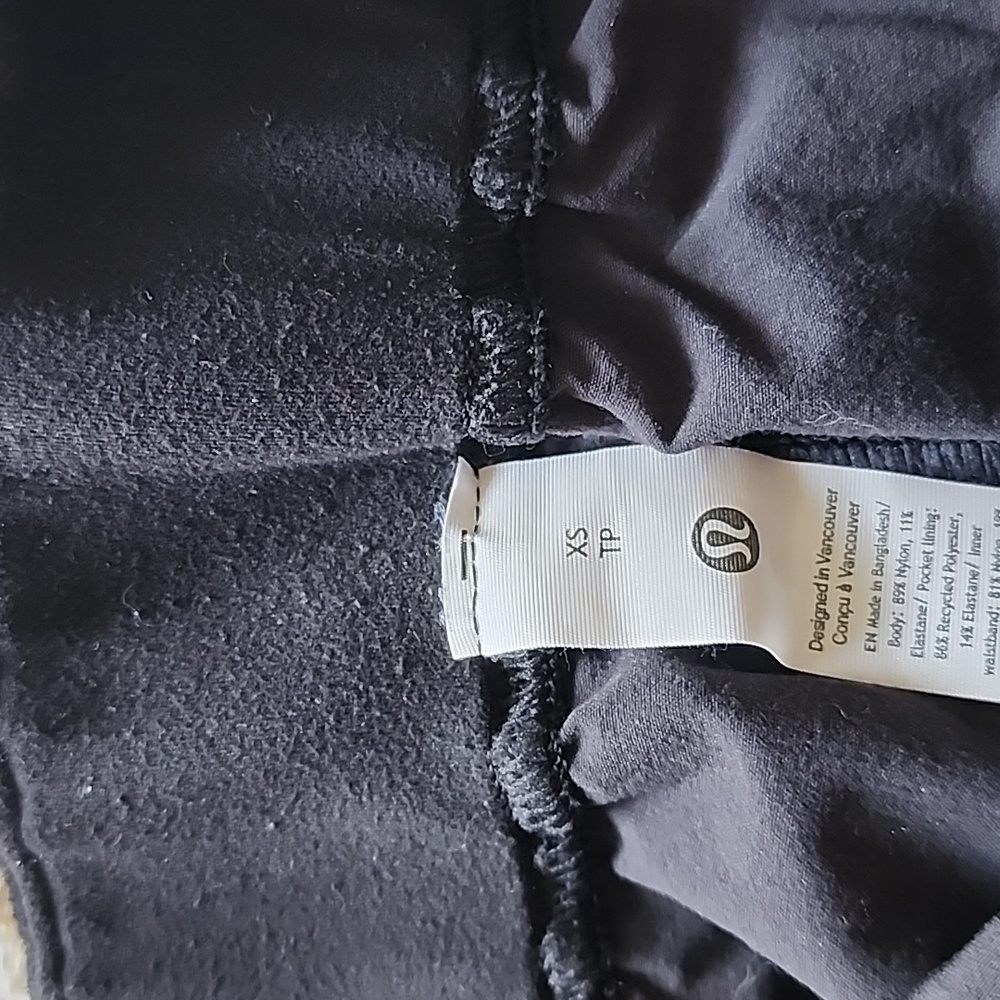 Lululemon Stretch Woven Relaxed-Fit High-Rise Short 4" in Black EUC - Picture 6 of 7